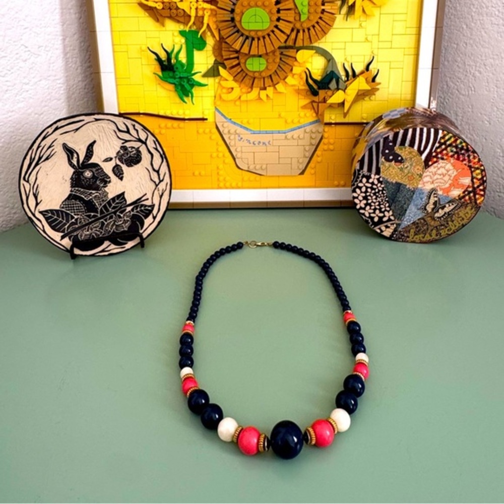🦖 5 for $20 | vintage plastics necklace with blue, coral, and white beads